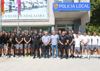 El Club Deportivo Guadalajara visita las instalaciones de la Jefatura de la Policía Local