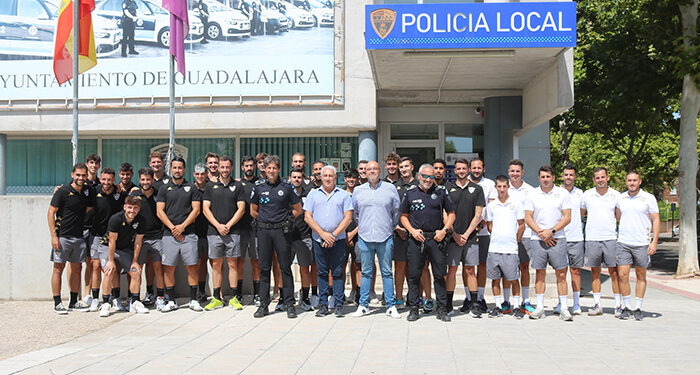 El Club Deportivo Guadalajara visita las instalaciones de la Jefatura de la Policía Local