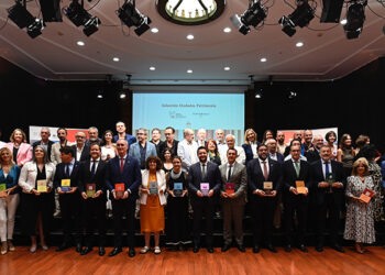 El Grupo de Ciudades Patrimonio y Tintablanca presentan el libro ‘Cuenca. La primera Manhattan’ con textos de Raúl del Pozo e ilustraciones de Miki Leal