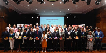 El Grupo de Ciudades Patrimonio y Tintablanca presentan el libro ‘Cuenca. La primera Manhattan’ con textos de Raúl del Pozo e ilustraciones de Miki Leal