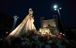 El Papa Francisco recibe la medalla de la Real e Ilustre Cofradía de Nuestra Señora la Virgen de la Antigua