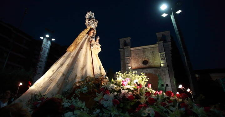 El Papa Francisco recibe la medalla de la Real e Ilustre Cofradía de Nuestra Señora la Virgen de la Antigua