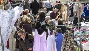El mercadillo de los martes junto a la plaza de toros se traslada a Aguas Vivas hasta después de las Ferias y Fiestas