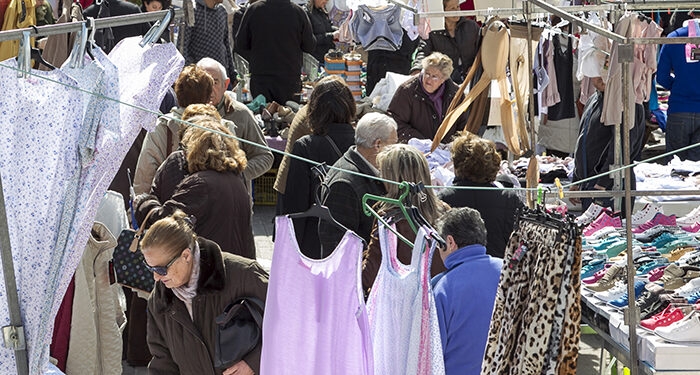 El mercadillo de los martes junto a la plaza de toros se traslada a Aguas Vivas hasta después de las Ferias y Fiestas