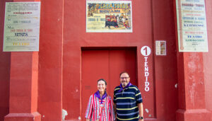 Exposición de antiguos carteles de las Ferias y Fiestas de Guadalajara en el exterior de la plaza de toros
