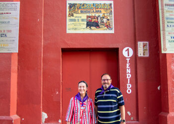 Exposición de antiguos carteles de las Ferias y Fiestas de Guadalajara en el exterior de la plaza de toros
