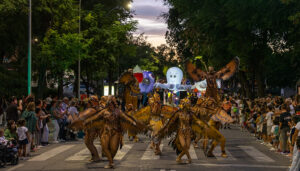 Fantasía e ilusión con “La Madre tierra” en el desfile inaugural de las Ferias y Fiestas 2024 de Guadalajara con carrozas y comparsas