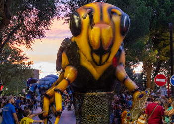 Fantasía e ilusión con “La Madre tierra” en el desfile inaugural de las Ferias y Fiestas 2024 de Guadalajara con carrozas y comparsas