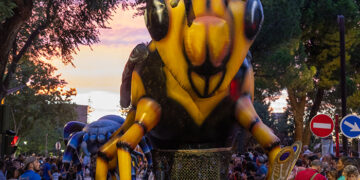 Fantasía e ilusión con “La Madre tierra” en el desfile inaugural de las Ferias y Fiestas 2024 de Guadalajara con carrozas y comparsas
