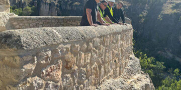 Finalizada la restitución del muro dañado de uno de los Miradores de San Martín