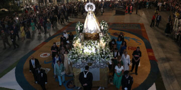 Guadalajara se vuelca con su patrona, la Virgen de la Antigua, portada a hombros en la procesión por las calles del centro