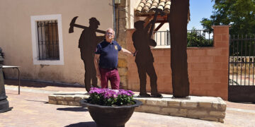 “Resineros de Jábaga”. El Ayuntamiento de Fuentenava de Jábaga homenajea antiguos oficios con esta escultura