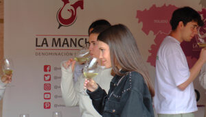 Jóvenes alumnos de la UCLM desmitifican los tópicos del vino con el curso de verano en DO La Mancha