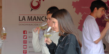 Jóvenes alumnos de la UCLM desmitifican los tópicos del vino con el curso de verano en DO La Mancha