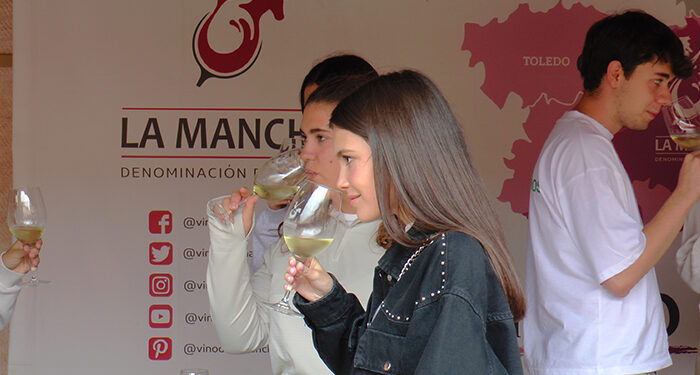 Jóvenes alumnos de la UCLM desmitifican los tópicos del vino con el curso de verano en DO La Mancha 1 Jóvenes alumnos de la UCLM desmitifican los tópicos del vino con el curso de verano en DO La Mancha