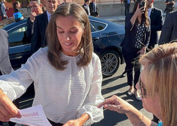 La Casa de Asturias en Azuqueca agradece a la Reina Letizia el detalle de pararse y recibir los regalos que estaban preparados para ella