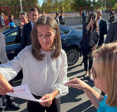 La Casa de Asturias en Azuqueca agradece a la Reina Letizia el detalle de pararse y recibir los regalos que estaban preparados para ella