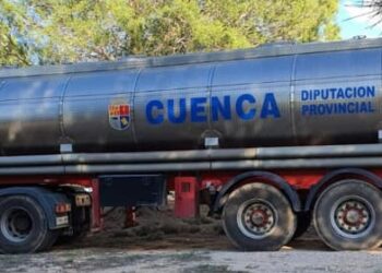 La Diputación de Cuenca presta ayuda para llevar agua a varios municipios de Guadalajara con una cisterna de 20.000 litros