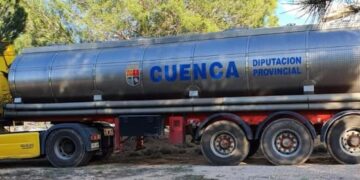 La Diputación de Cuenca presta ayuda para llevar agua a varios municipios de Guadalajara con una cisterna de 20.000 litros