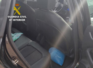 La Guardia Civil investiga a dos personas en El Picazo que llevaban más de 900 gramos de marihuana