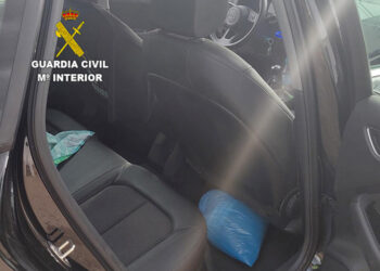 La Guardia Civil investiga a dos personas en El Picazo que llevaban más de 900 gramos de marihuana