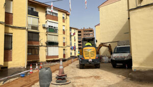 Las obras de rehabilitación del barrio de La Paz avanzan con la renovación de la red de saneamiento en calle Aparejadores