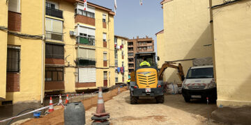Las obras de rehabilitación del barrio de La Paz avanzan con la renovación de la red de saneamiento en calle Aparejadores