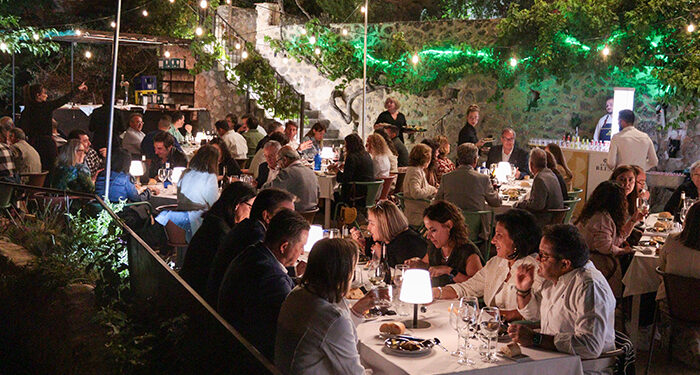 Lleno absoluto en la cena emblemática celebrada en los jardines de la Posada de San José 1 Lleno absoluto en la cena emblemática celebrada en los jardines de la Posada de San José