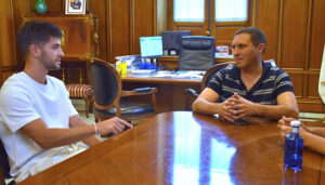 Martínez Chana se reúne con el jugador de pádel conquense Luis Hernández para destacar el auge de este deporte