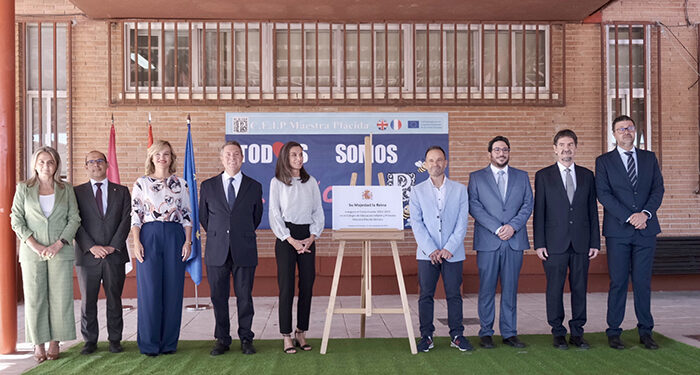 Miguel Óscar Aparicio destaca durante la visita de la Reina a Azuqueca "la gran labor de la comunidad educativa para seguir mejorando" 1 Miguel Óscar Aparicio destaca durante la visita de la Reina a Azuqueca la gran labor de la comunidad educativa para seguir mejorando