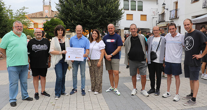 Pareja le entrega su corazón solidario a Proyecto Hombre