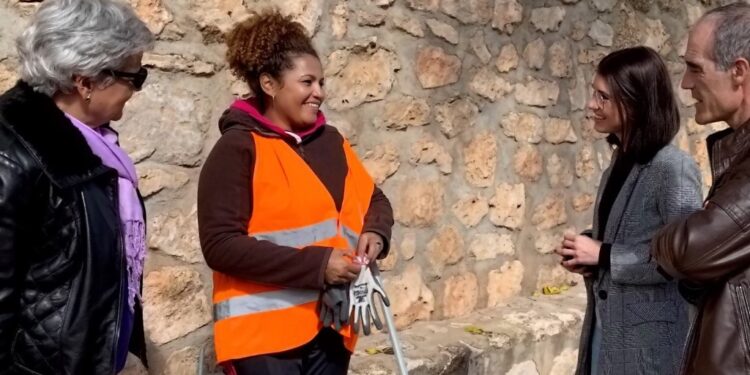 La subdelegada del Gobierno visita en Villanueva de la Jara los trabajos del Plan Especial de Empleo en Zonas Rurales Deprimidas