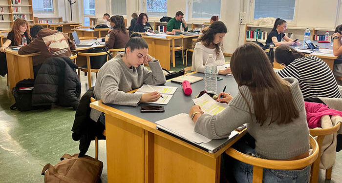 Abierto el plazo de solicitud de becas de colaboración en servicios para estudiantes de grado y máster de la UCLM 1 Abierto el plazo de solicitud de becas de colaboración en servicios para estudiantes de grado y máster de la UCLM