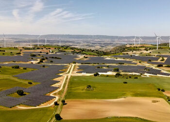 Acciona Energía pone en marcha una nueva planta híbrida eólica y solar en Villalba del Rey y Tinajas