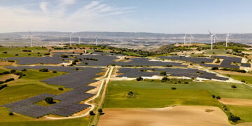 Acciona Energía pone en marcha una nueva planta híbrida eólica y solar en Villalba del Rey y Tinajas