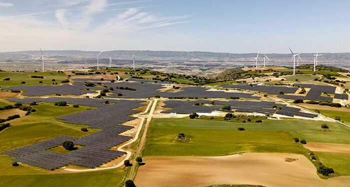 Acciona Energía pone en marcha una nueva planta híbrida eólica y solar en Villalba del Rey y Tinajas