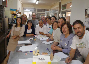Alberto Pérez instruye a más de una decena de panaderos de Cuenca en nuevas técnicas de bollería