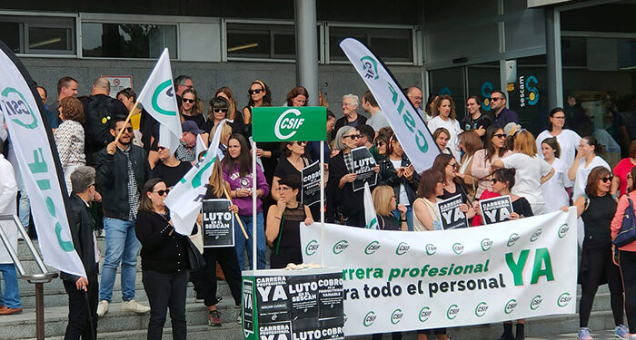 CSIF lleva a cabo concentraciones en la puerta de hospitales para exigir al Sescam el fin de las políticas de recortes