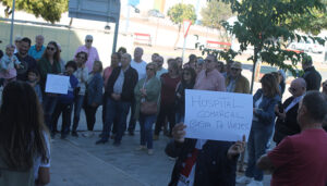 Cerca de un centenar de personas se concentran convocadas por Cuenca Ahora en Tarancón para exigir las mejoras en el CEDT y el hospital comarcal