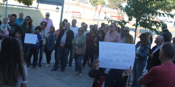 Cerca de un centenar de personas se concentran convocadas por Cuenca Ahora en Tarancón para exigir las mejoras en el CEDT y el hospital comarcal