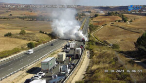 Cortada la A-3 sentido Valencia a la altura de Cervera del Llano por el incendio de un camión porta vehículos