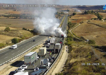 Cortada la A-3 sentido Valencia a la altura de Cervera del Llano por el incendio de un camión porta vehículos