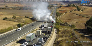 Cortada la A-3 sentido Valencia a la altura de Cervera del Llano por el incendio de un camión porta vehículos