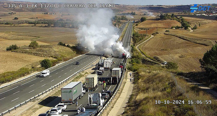 Extinguido el incendio de un camión porta vehículos en la A-3, aunque uno de los carriles estará cortado hasta el viernes 1 Cortada la A-3 sentido Valencia a la altura de Cervera del Llano por el incendio de un camión porta vehículos