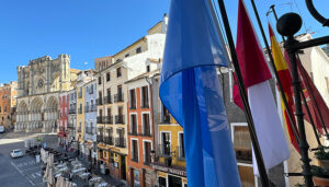 El Ayuntamiento de Cuenca conmemora el Día de las Naciones Unidas colocando su bandera en el balcón durante toda la semana