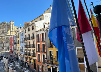 El Ayuntamiento de Cuenca conmemora el Día de las Naciones Unidas colocando su bandera en el balcón durante toda la semana