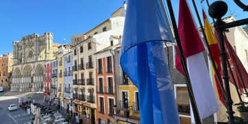 El Ayuntamiento de Cuenca conmemora el Día de las Naciones Unidas colocando su bandera en el balcón durante toda la semana