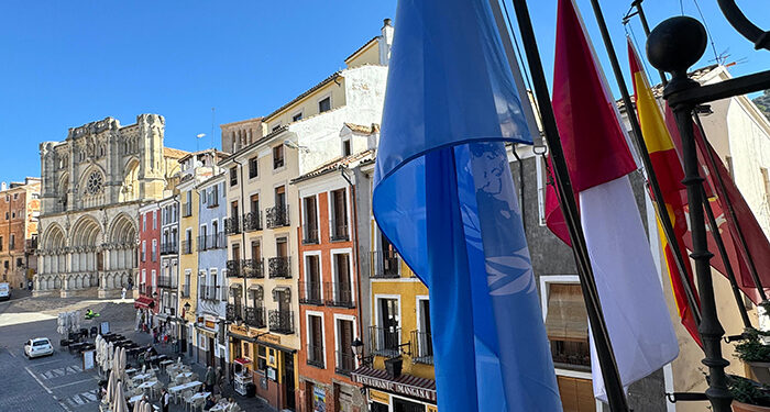 El Ayuntamiento de Cuenca conmemora el Día de las Naciones Unidas colocando su bandera en el balcón durante toda la semana