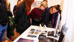 El Centro de Arte Contemporáneo de Cuenca de la Fundación Antonio Pérez acoge la exposición ´fʌŋ·ɡəS, de Raúl Hidalgo