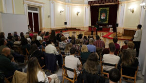 El Festival de Otoño en Cuenca triunfa a pesar de la previsión de lluvia masiva asistencia en el primer día de actividades